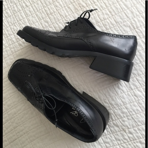 Joan Helpern Signature hand made black leather oxford shoes. - Picture 7 of 10